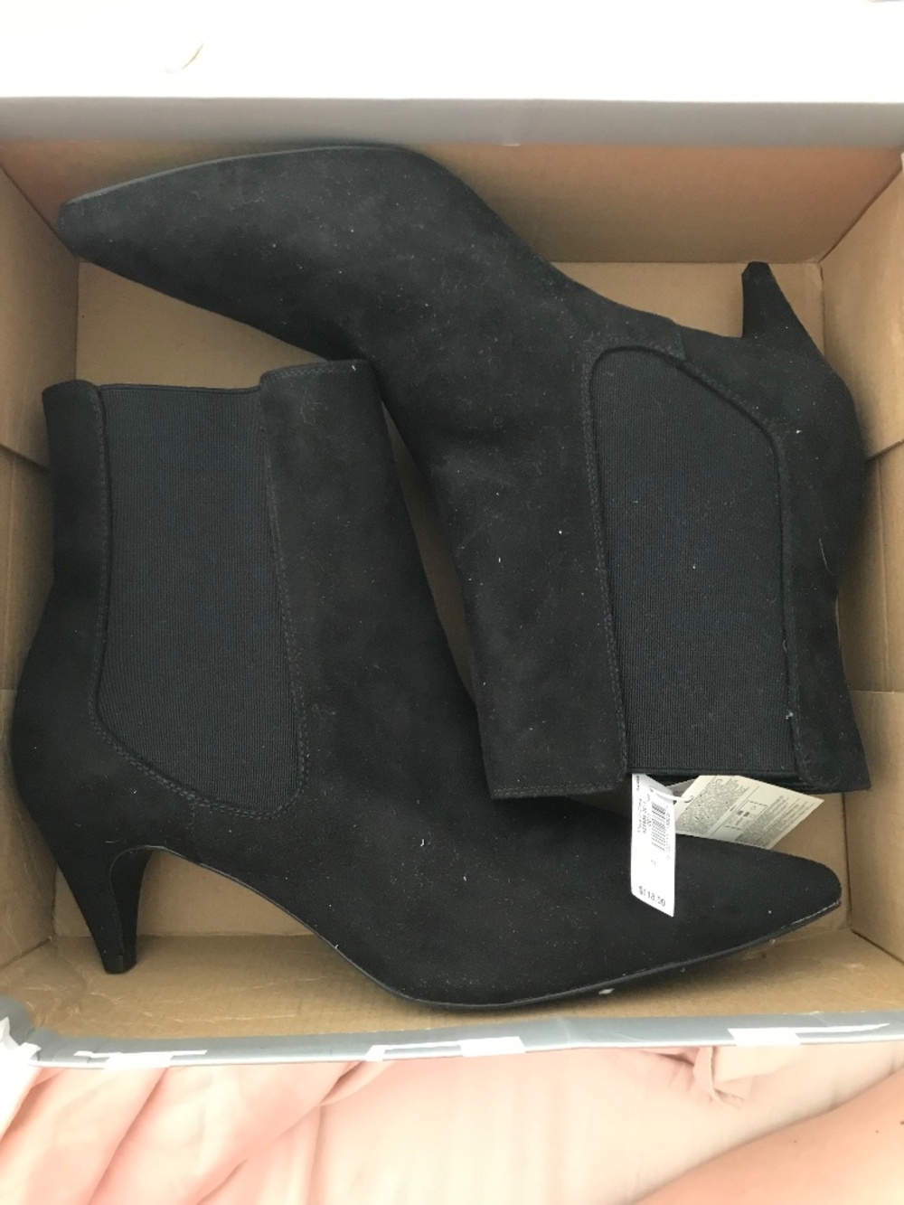 Gap NWT Black kitten heel suede booties